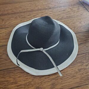 Women's NEW w/tag Floppy straw Hat, Black white trim, cute tie, So Pretty!